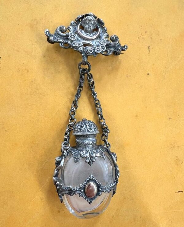 Broche - flacon à parfum en cristal et monture en argent et vermeil