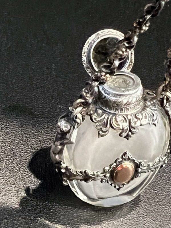 Broche - flacon à parfum en cristal et monture en argent et vermeil – Image 7