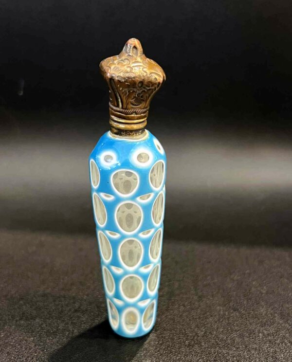 Flacon à sels en cristal overlay, époque milieu XIXeme siècle