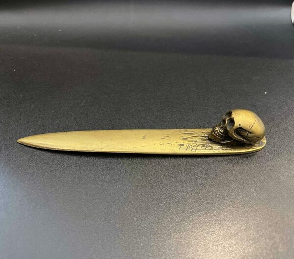 Memento mori - Petite sculpture/ coupe -papier en bronze signée E. HOFFER