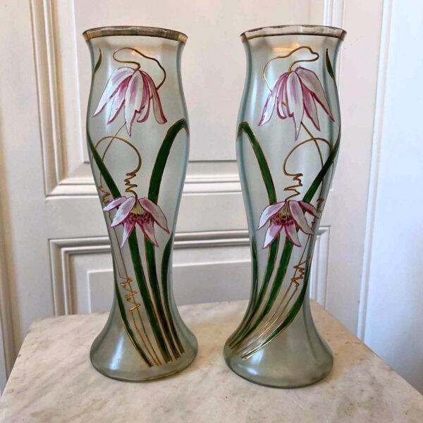 Paire de grands vases Art Nouveau en verre bleuté