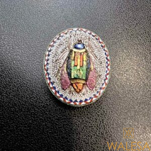 Petit médaillon ovale en micromosaïque représentant un scarabée