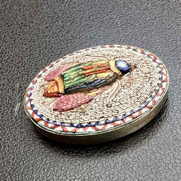 Petit médaillon ovale en micro mosaïque représentant un scarabée – Image 3