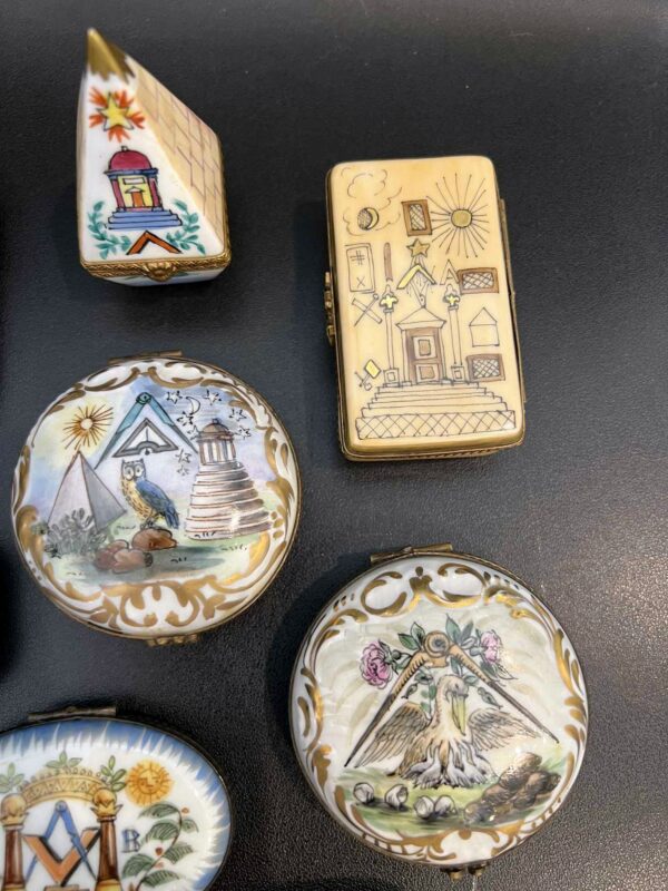 Collection de 20 petites boîtes à décor symbolique – Image 3