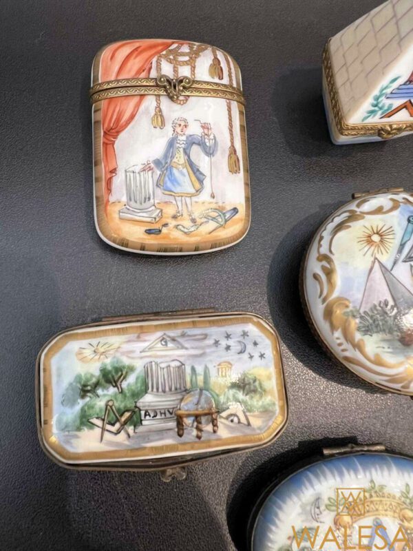 Collection de 20 petites boîtes à décor symbolique – Image 2