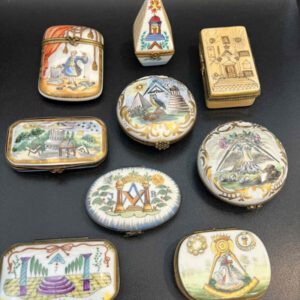 Collection de 20 petites boîtes à décor symbolique