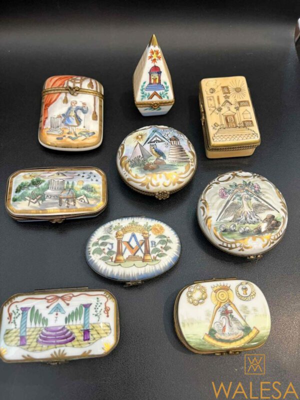 Collection de 20 petites boîtes à décor symbolique