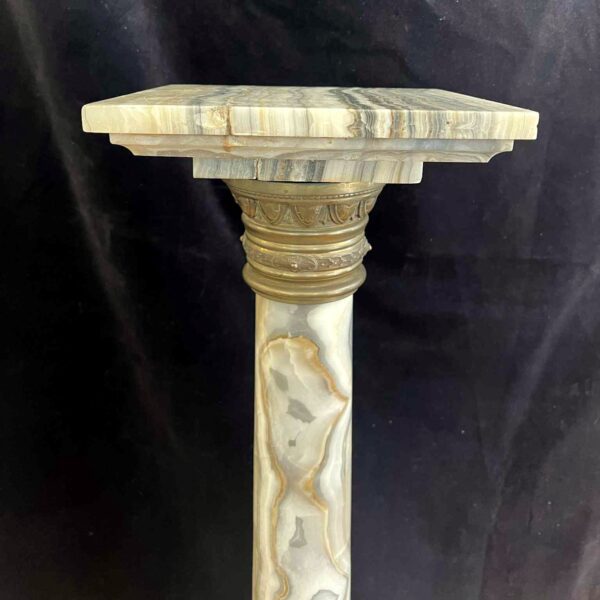 Colonne en marbre veiné gris montures en bronze à décor Louis XVI – Image 6