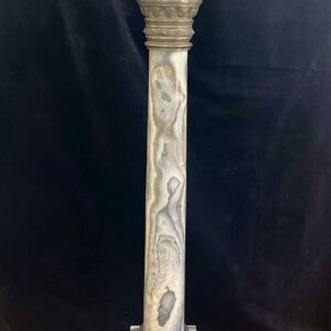 Colonne en marbre veiné gris montures en bronze à décor Louis XVI