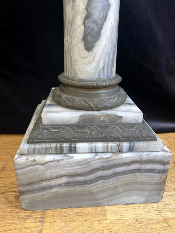 Colonne en marbre veiné gris montures en bronze à décor Louis XVI – Image 4