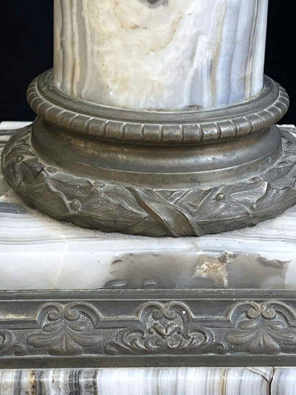 Colonne en marbre veiné gris montures en bronze à décor Louis XVI – Image 3