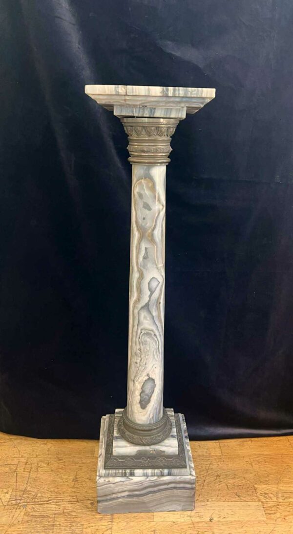 Colonne en marbre veiné gris montures en bronze à décor Louis XVI