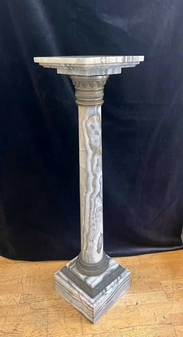 Colonne en marbre veiné gris montures en bronze à décor Louis XVI – Image 2
