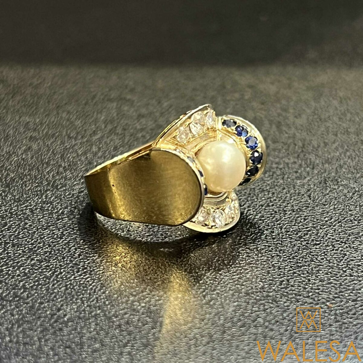 Bague Art Déco en or jaune 18K sertie d’une perle diamants et saphirs – Image 3