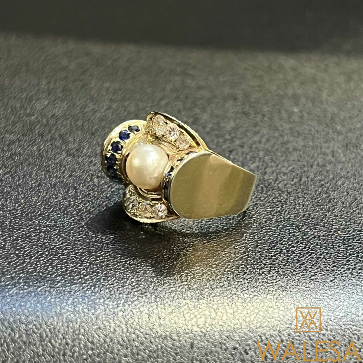 Bague Art Déco en or jaune 18K sertie d’une perle diamants et saphirs – Image 5