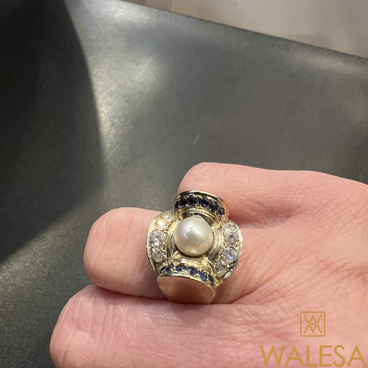 Bague Art Déco en or jaune 18K sertie d’une perle diamants et saphirs – Image 7