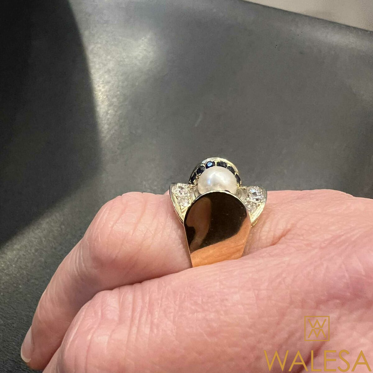 Bague Art Déco en or jaune 18K sertie d’une perle diamants et saphirs – Image 8