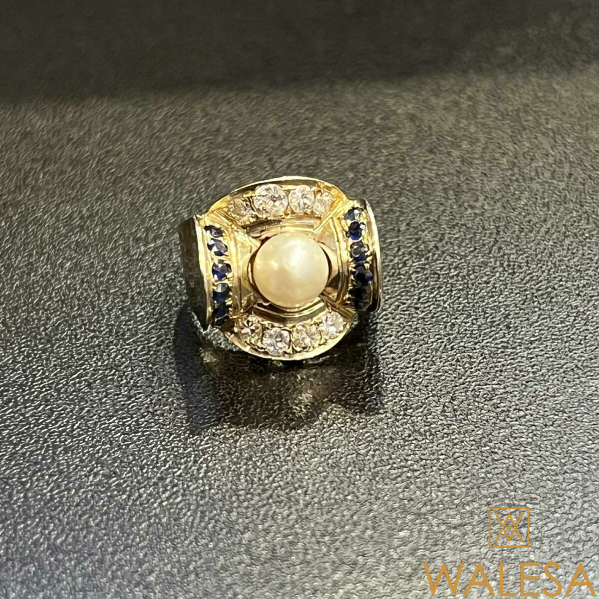 Bague Art Déco en or jaune 18K sertie d’une perle diamants et saphirs – Image 2