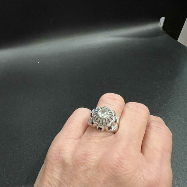 Bague en or blanc 18K sertie d’un diamant central – Image 6
