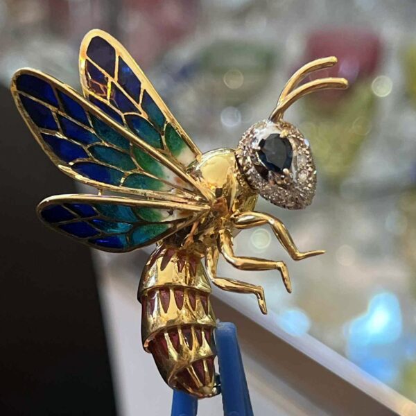 Broche « abeille » en or 18K, pierres précieuses et émail – Image 2