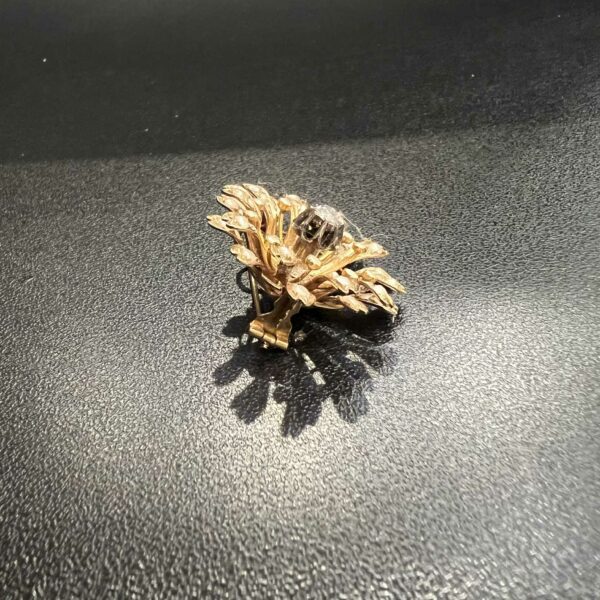 Broche en or jaune 18K sertie d’un diamant central – Image 3