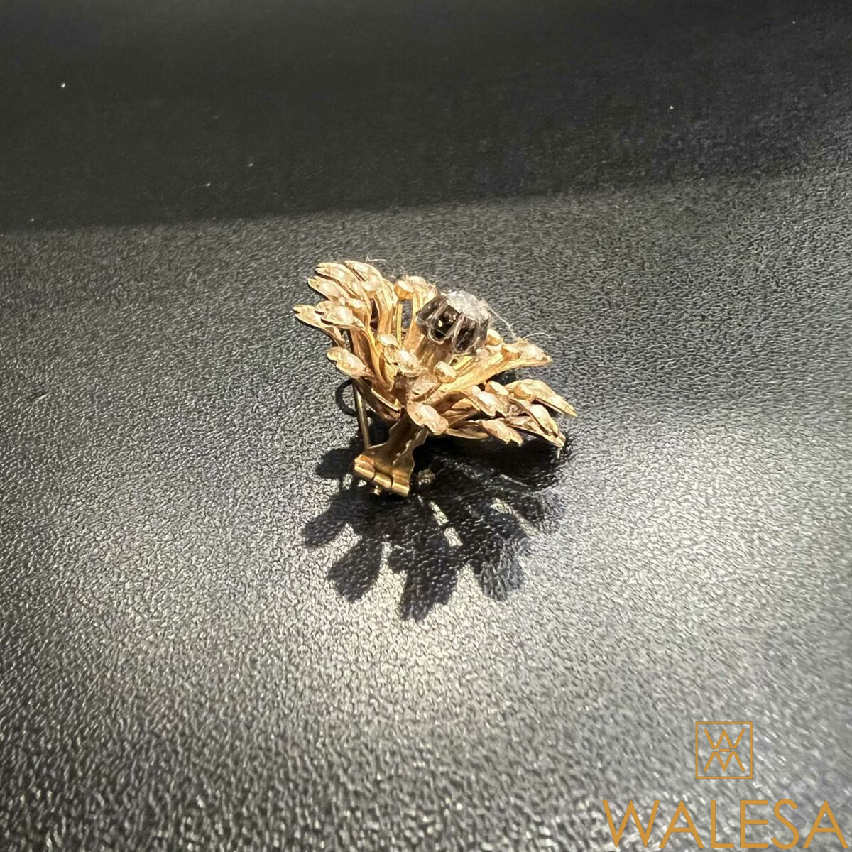 Broche en or jaune 18K sertie d’un diamant central – Image 3
