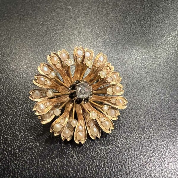 Broche en or jaune 18K sertie d’un diamant central