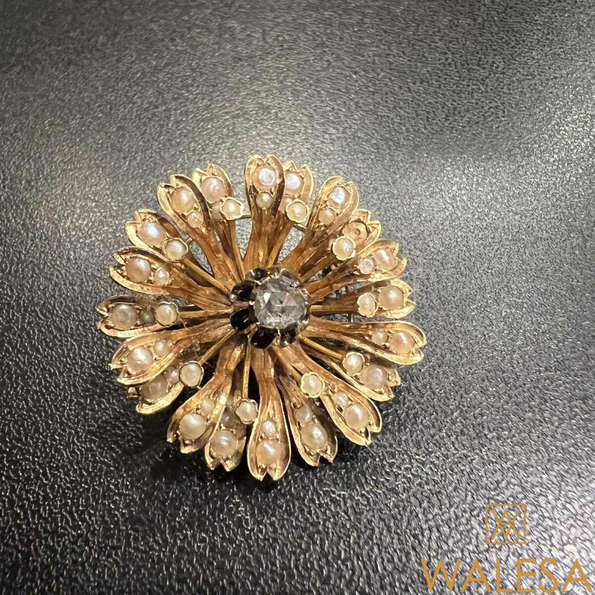 Broche en or jaune 18K sertie d’un diamant central