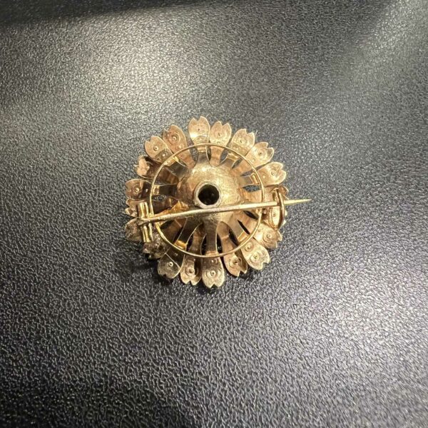Broche en or jaune 18K sertie d’un diamant central – Image 4
