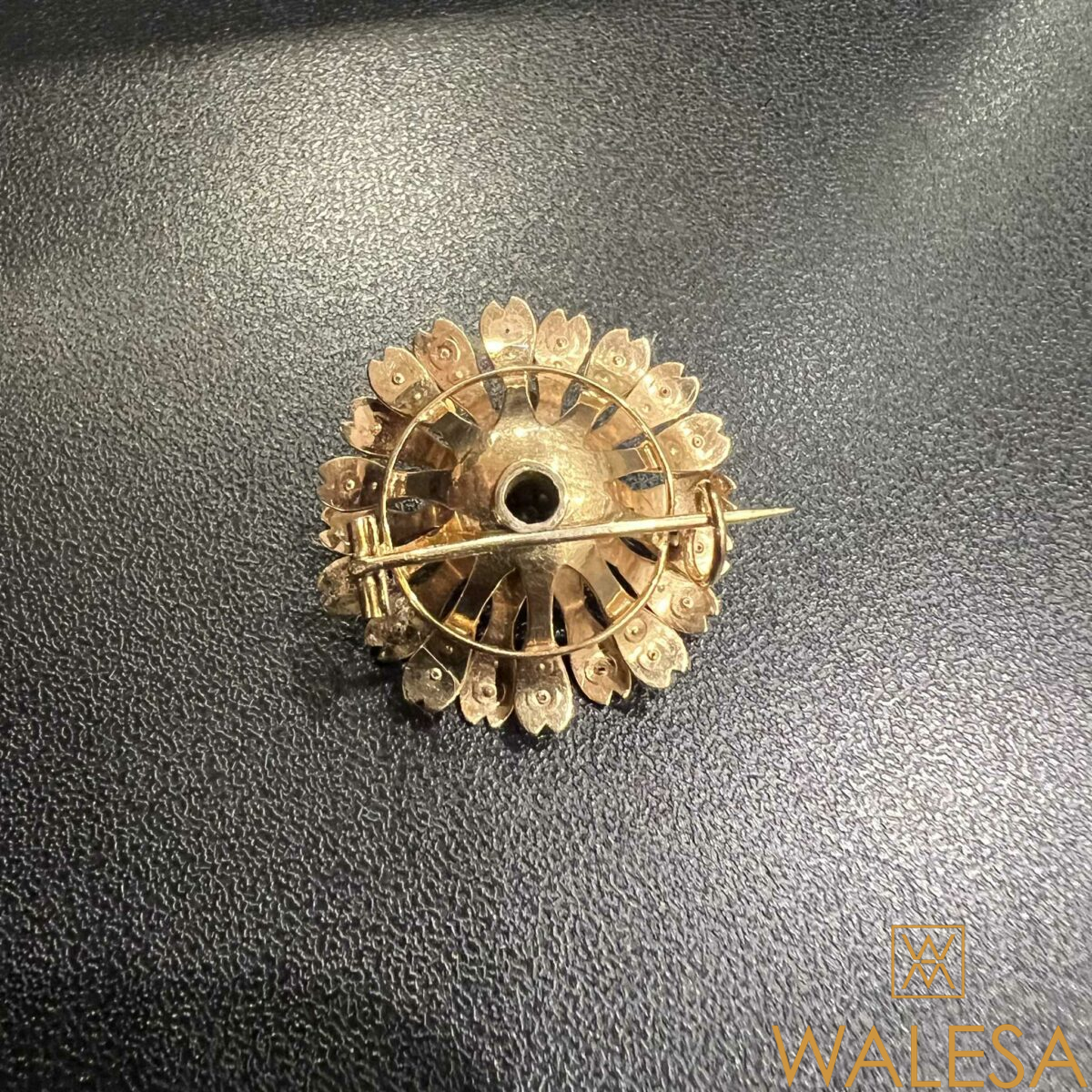Broche en or jaune 18K sertie d’un diamant central – Image 4
