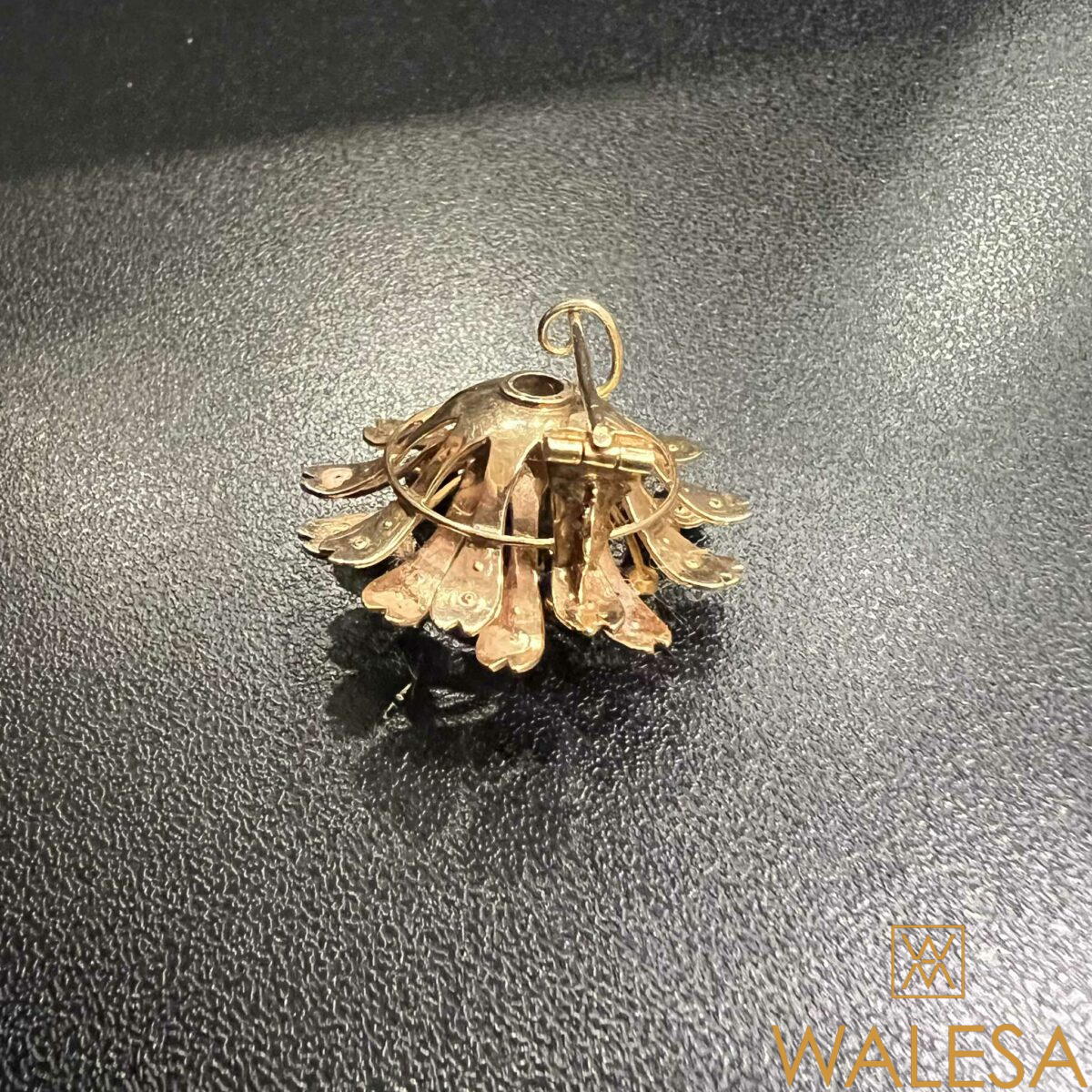 Broche en or jaune 18K sertie d’un diamant central – Image 5