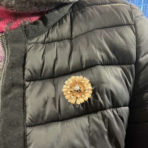 Broche en or jaune 18K sertie d’un diamant central – Image 6