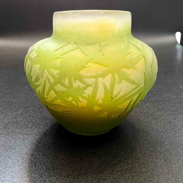 Emile GALLE - Nancy - Vase en verre multicouche à décor dégagé à l’acide
