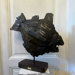 « Piranha » sculpture en forme de poisson en métal découpé en lamelles et soudé