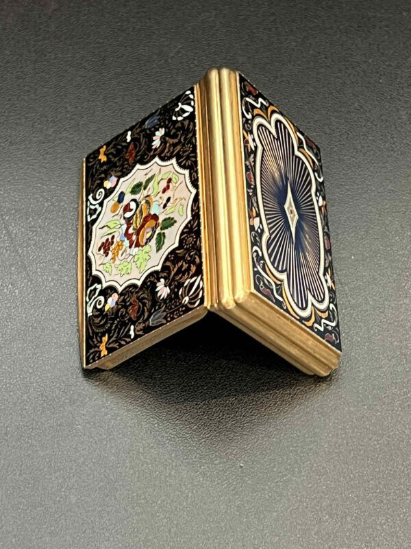 Tabatière en or jaune 18K à décor d’émaux polychromes – Image 4