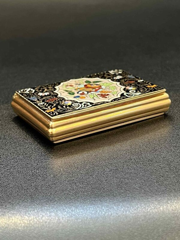 Tabatière en or jaune 18K à décor d’émaux polychromes – Image 3