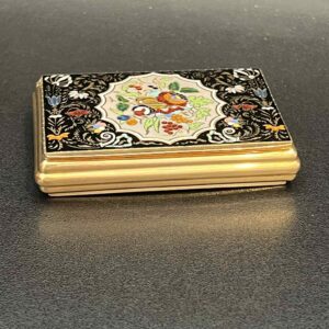 Tabatière en or jaune 18K à décor d’émaux polychromes