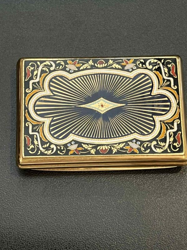 Tabatière en or jaune 18K à décor d’émaux polychromes – Image 6