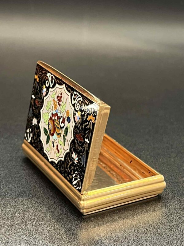 Tabatière en or jaune 18K à décor d’émaux polychromes – Image 7