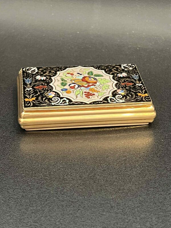 Tabatière en or jaune 18K à décor d’émaux polychromes
