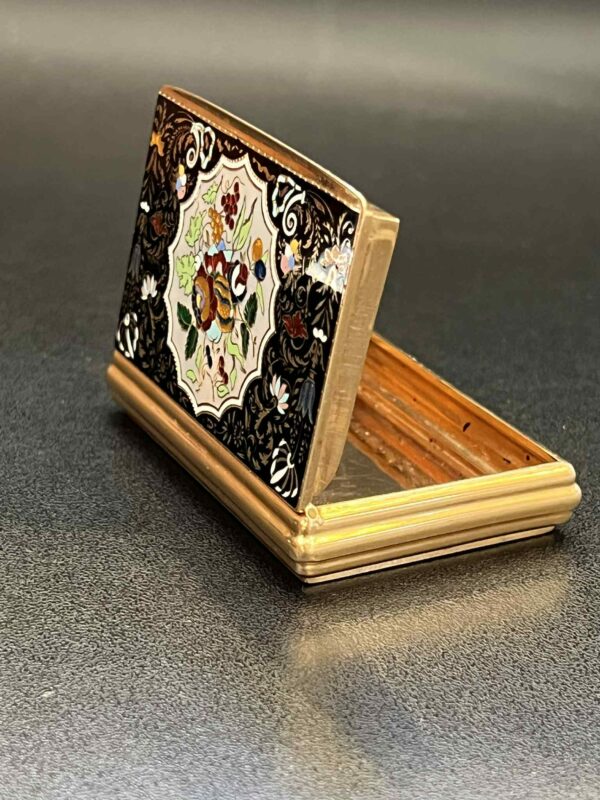 Tabatière en or jaune 18K à décor d’émaux polychromes – Image 8