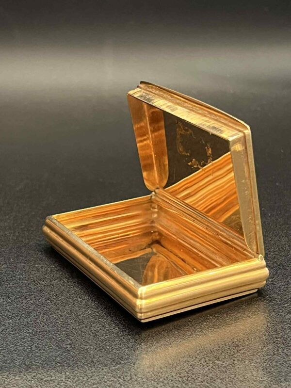 Tabatière en or jaune 18K à décor d’émaux polychromes – Image 13