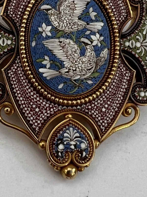 Broche « deux colombes » en micromosaïque et or jaune 21K – Image 10