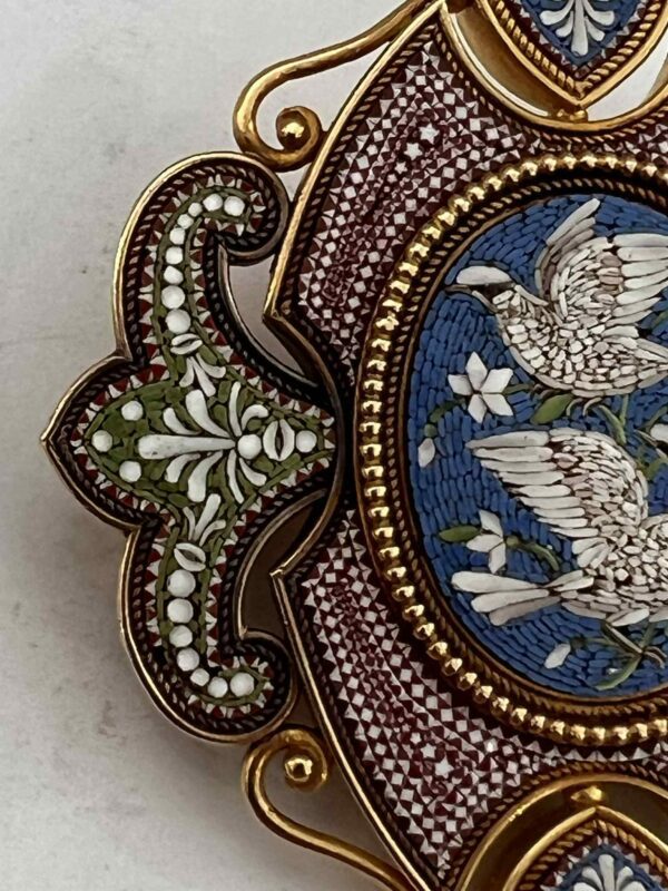 Broche « deux colombes » en micromosaïque et or jaune 21K – Image 9
