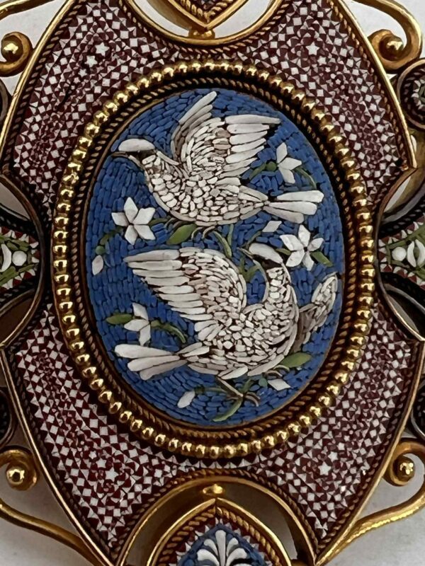 Broche « deux colombes » en micromosaïque et or jaune 21K – Image 8