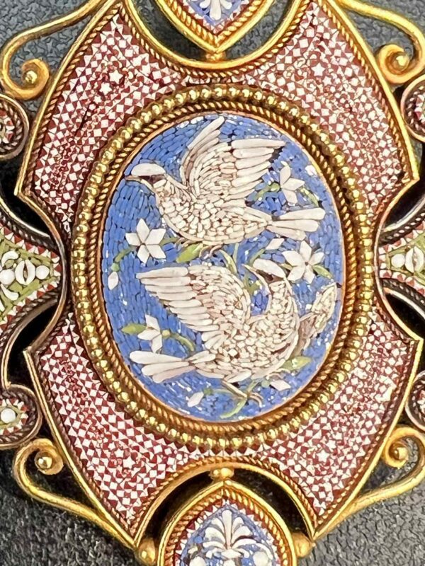 Broche « deux colombes » en micromosaïque et or jaune 21K – Image 4