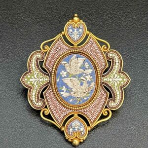 Broche « deux colombes » en micromosaïque et or jaune 21K