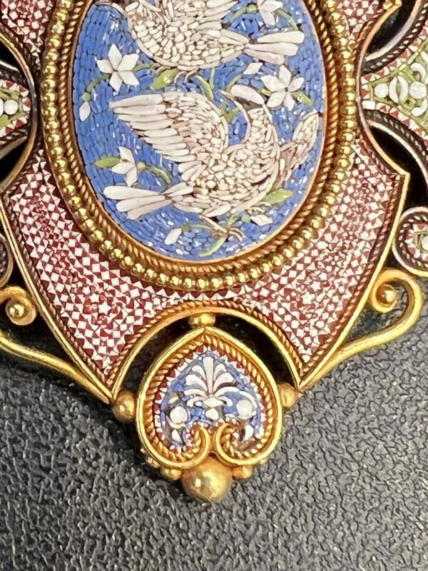 Broche « deux colombes » en micromosaïque et or jaune 21K – Image 3