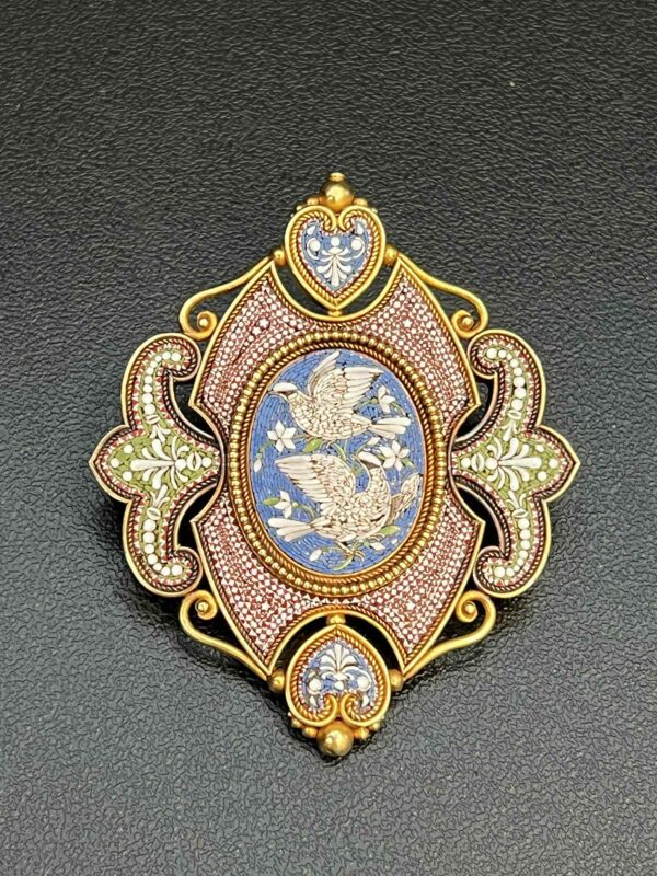Broche « deux colombes » en micromosaïque et or jaune 21K
