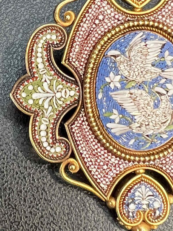Broche « deux colombes » en micromosaïque et or jaune 21K – Image 2
